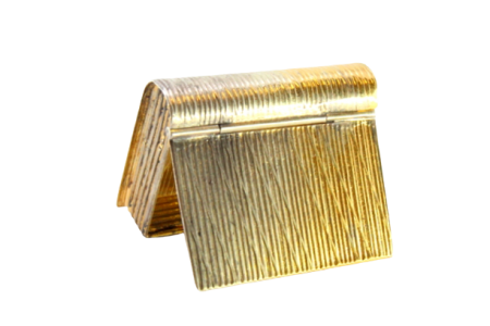 Caixa de comprimidos em prata dourada em forma de livro com tampa basculante.